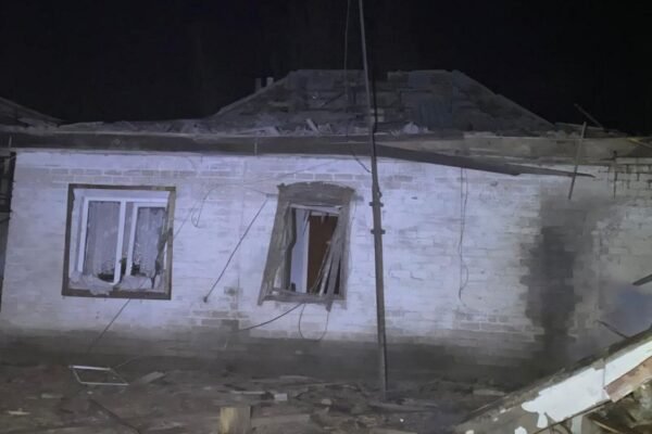 Росіяни вдарили дронами по Синельниківщині: Зайнялися приватні будинки