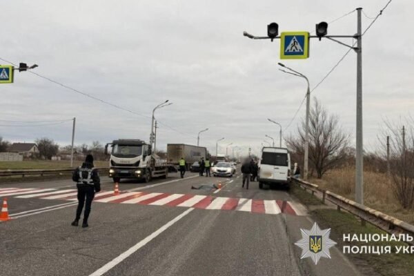 На Дніпропетровщині кілька автомобілів переїхали жінку, яка переходила дорогу