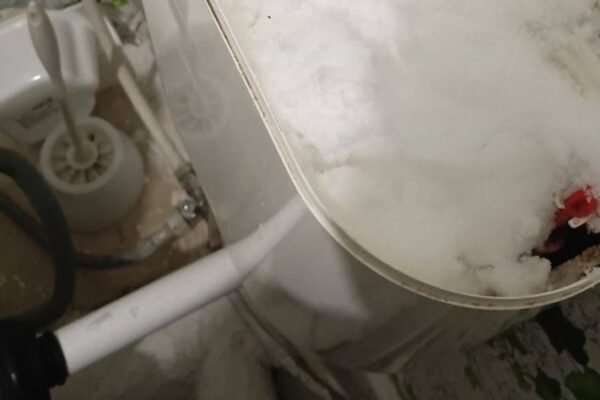 У Кривому Розі мешканці багатоповерхівки збирають сніг через відсутність води (ВІДЕО)