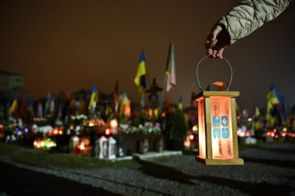 На Львівщину прибув Вифлеємський вогонь миру: спершу його передали рідним полеглих захисників України (ФОТО)