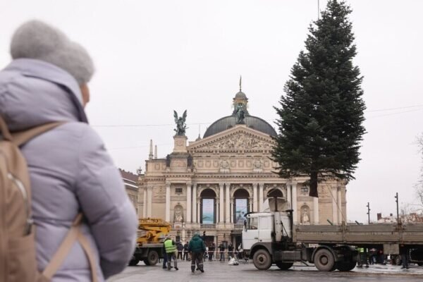 У Львові встановили різдвяну ялинку (ФОТО)