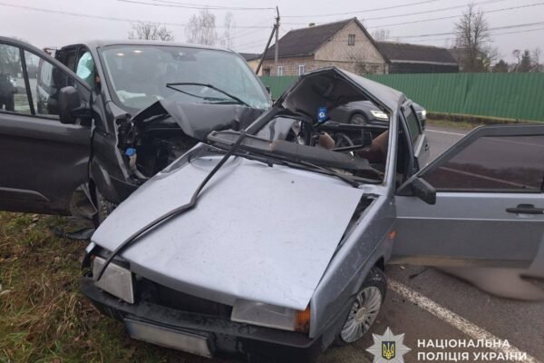 На Закарпатті в аварії з мікроавтобусом загинула водійка легковика