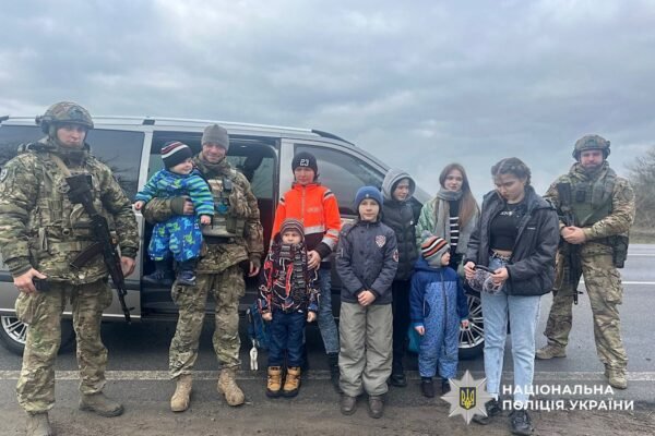 “Білі янголи” вивезли багатодітну родину з Нікополя (ВІДЕО)