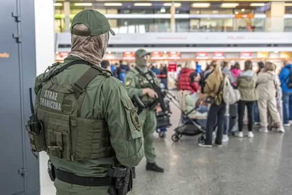В аеропорту Варшави затримали українку, яка написала на чолі слово “бомба”