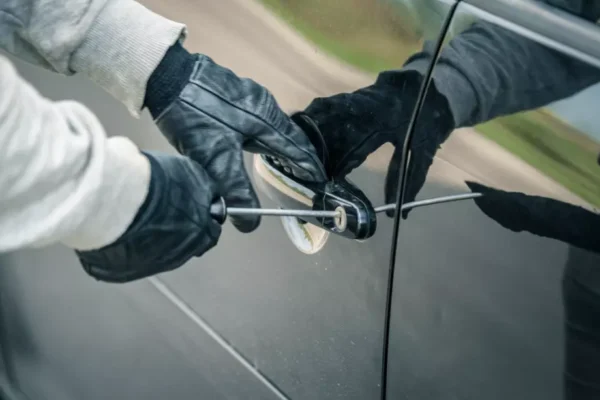 У Дніпрі невідомі посеред вулиці зняли двері в легковика