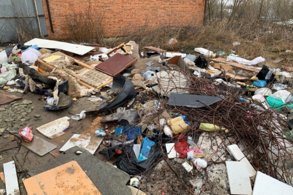 У Дніпрі уздовж одного з проспектів утворилися гори сміття (ВІДЕО)