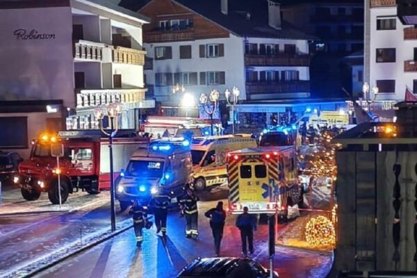 На гірськолижному курорті у Швейцарії стався вибух в барі. Загинули десятки людей, понад 100 постраждали
