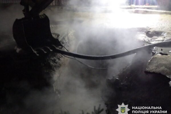 В Києві прорвало тепломережу: В яму з окропом впала 16-річна дівчина, вона у критичному стані