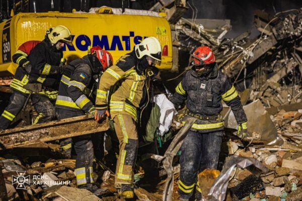 Під завалами зруйнованої ракетами багатоповерхівки у Харкові знайшли тіла дитини та молодої жінки