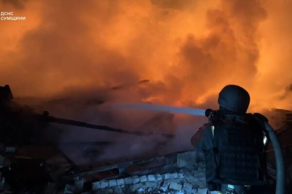 На Сумщині через ворожу атаку сталася масштабна пожежа (ФОТО)