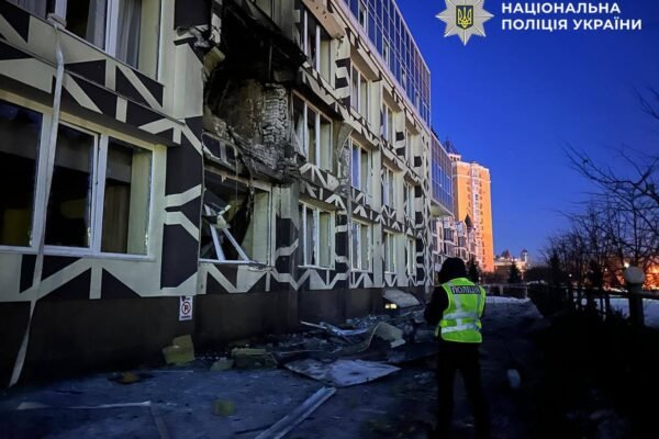 Росіяни атакували столицю: Через влучання в медзаклад загинув чоловік