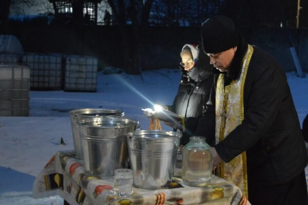 В оселях хмельничан сьогодні з кранів тече освячена вода