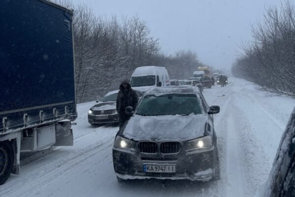 На дорогах Рівненщини через перемети частково обмежили рух важковагового транспорту