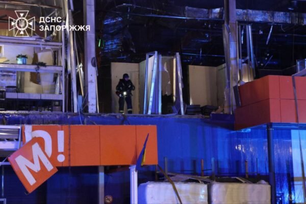 У Запоріжжі ворожі дрони атакували торгівельний центр