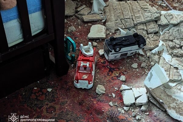 Росіяни вдарили балістикою по Кривому Рогу: Внаслідок влучання в будинок поранено 5 людей (ОНОВЛЕНО)