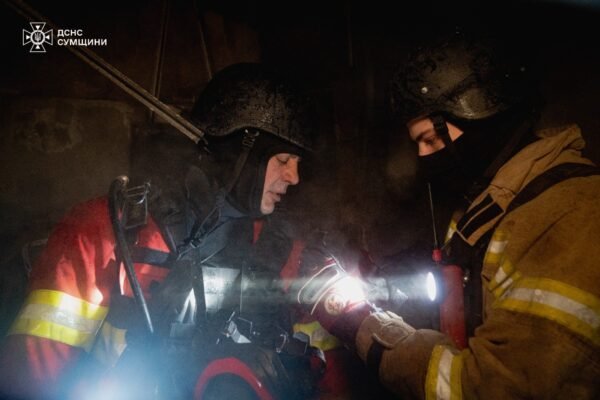 В Сумах вогнеборці врятували жінку з палаючої внаслідок обстрілу будівлі