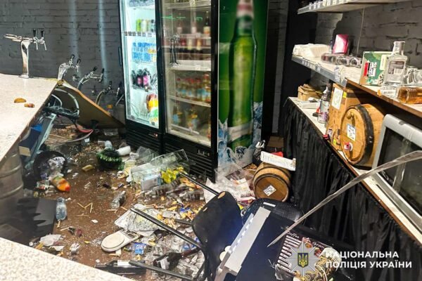 У Рівному нетверезий чоловік розгатив кафе та побив продавчиню