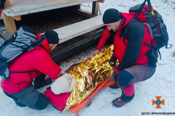 На Прикарпатті у горах рятувальники евакуювали травмовану туристку з Харкова
