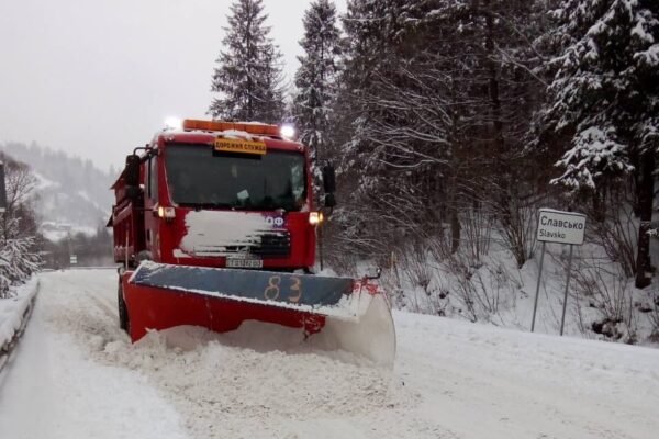 Через негоду на Львівщині дорожні служби працюють у посиленому режимі
