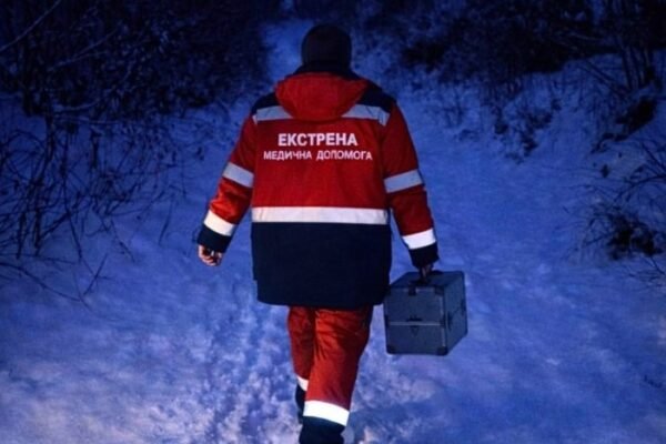 На Закарпатті медики «швидкої» добиралися до пацієнтки пішки через засніжений ліс