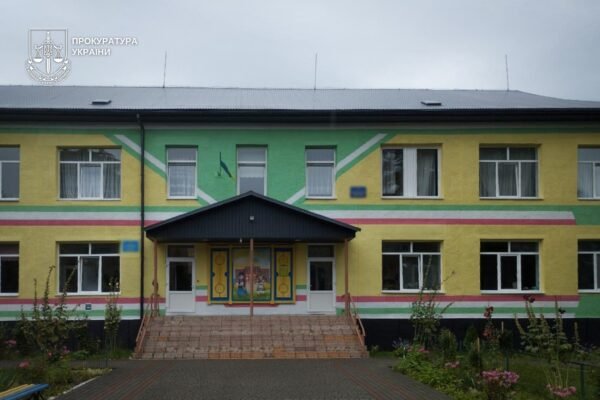 На Закарпатті директорка дитячого садочка зі спільниками розікрали майже мільйон гривень на ремонті даху дитсадка