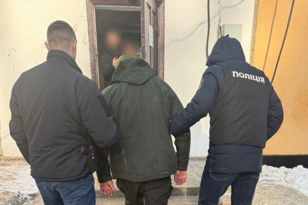 Правоохоронці затримали закарпатця, який за 4 тисяч доларів обіцяв перевести військовослужбовця на службу в тил