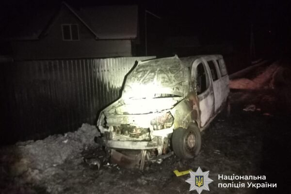 Хотів зігрітися: на Прикарпатті 19-річний юнак запальничкою спалив чуже авто
