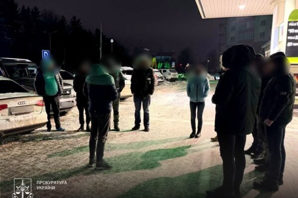 У Львові затримали військового зі спільником, які за 13 тисяч доларів переправляли ухилянтів за кордон