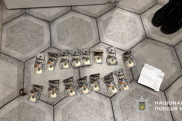 Чиновницю міськради на Дніпропетровщині спіймали на хабарі за дозвіл на зовнішню рекламу