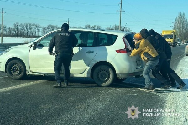 Застрягли посеред дороги: У Дніпрі поліція рятувала з пастки жінку з дитиною в авто (ВІДЕО)