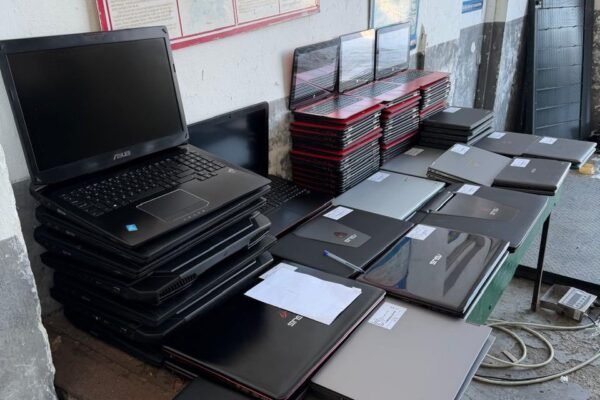 На кордоні з Львівщиною митники зупинили бус з уживаними ноутбуками на 600 тис. грн