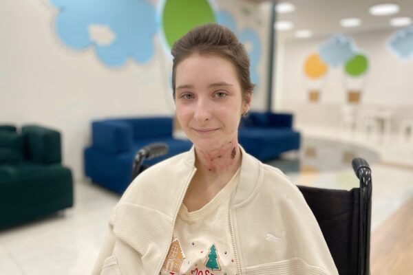 14-річна дівчинка, яка постраждала під час ракетного удару по Тернополю, зробила свої перші кроки після поранення