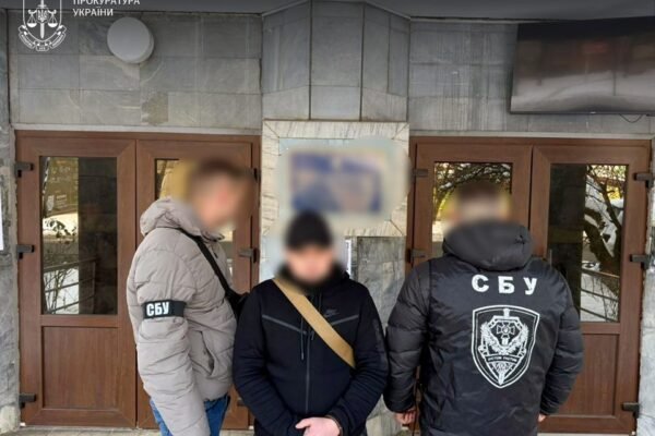 На Закарпатті посадовця ТЦК затримали під час отримання 6 тисяч доларів хабаря