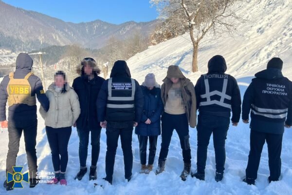 Переправляли ухилянтів через кордон: На Закарпатті затримали безробітного і двох його спільниць