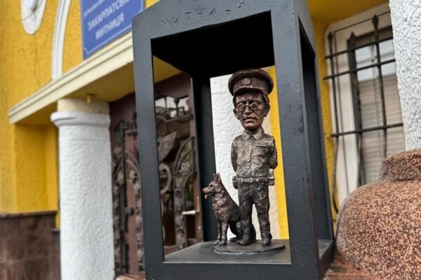 В Ужгороді встановили бронзову міні-скульптурку митника з песиком