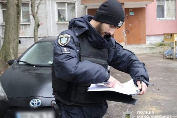 У Миколаєві жінка залишила немовля у контейнері для сміття