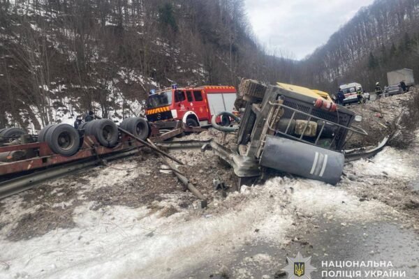 На Абранському перевалі сталася смертельна автотроща за участі двох вантажівок та легковика: Загинули дві людини