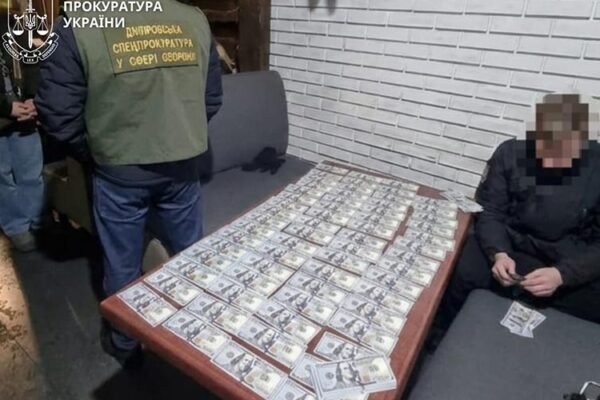 На Дніпропетровщині чиновниця вимагала понад 20 тисяч доларів за вплив на рішення ВЛК