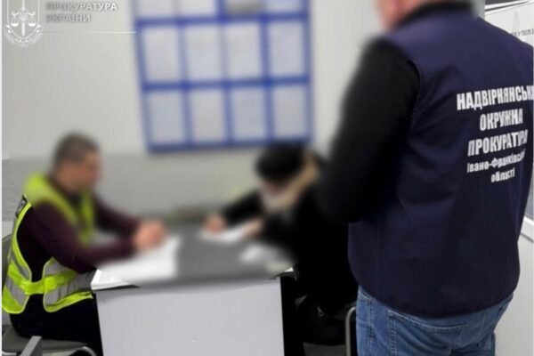 На Прикарпатті працівники залізничного вокзалу присвоювали гроші за зберігання багажу