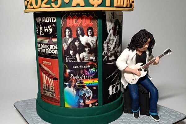 Рокер біля афішної тумби: Кондитер з Дніпра створив незвичайний торт (ФОТО)