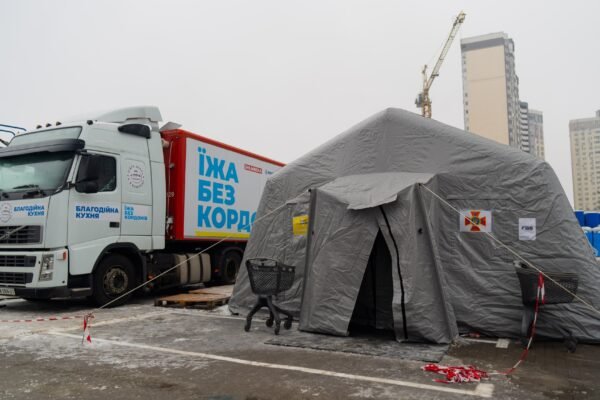 Понад 10 тисяч порцій щодня: У столиці на області людей рятує благодійна кухня “FoodTruck: Їжа без кордонів”