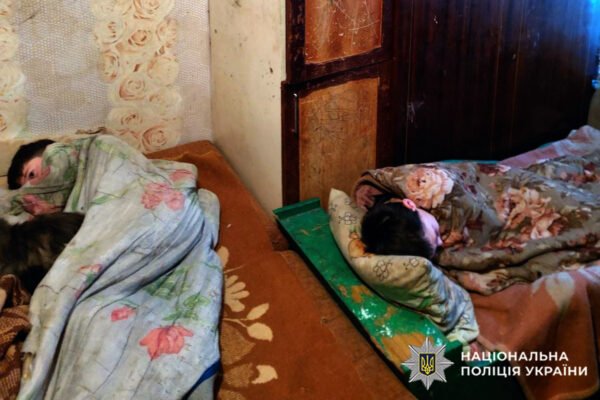 На Хмельниччині у горе-матері забрали 5 дітей, які змушені були жебракувати, щоб не померти з голоду