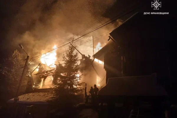 Масштабна пожежа в Буковелі: горів двоповерховий будинок (ФОТО)