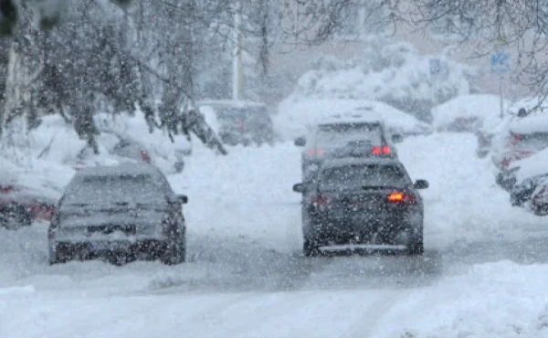 Негода на Прикарпатті: дорожні служби працюють у посиленому режимі, їм допомагають чиновники Франківської міськради