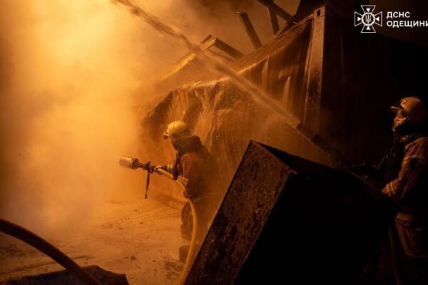 В ніч на 1 січня Одеса знову зазнала ворожої атаки: В місті спалахнули пожежі