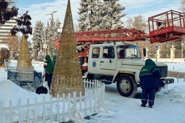 У Дніпрі комунальники почали демонтувати популярні новорічні фотозони (ВІДЕО)