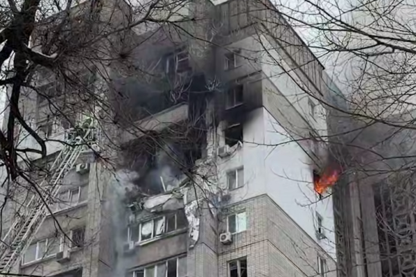 У Дніпрі ворожий безпілотник влучив у житловий будинок (ВІДЕО)