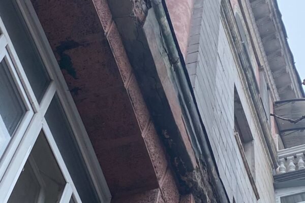 У центрі Дніпра обвалилася частина фасаду будинку (ФОТО)