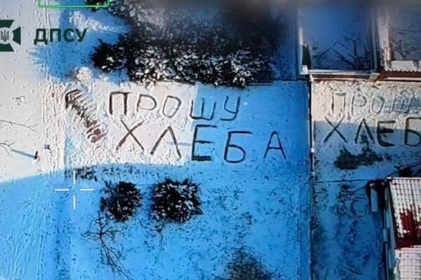 Людяність перш за все: Пілот “Фенікса” скинув з дрона хліб для бабусі з Костянтинівки, що написала “Прошу хліба” на снігу
