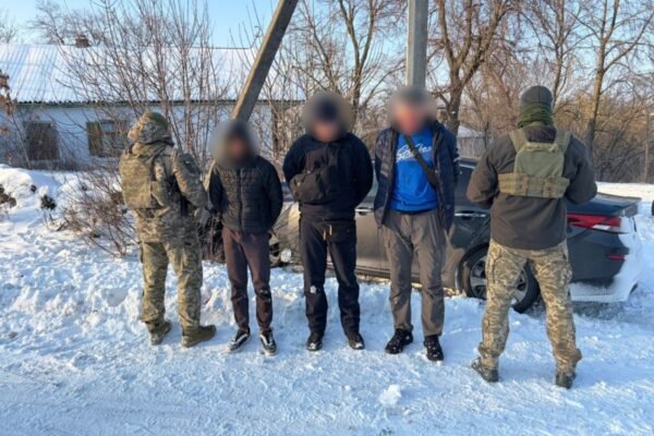 Зіткнувся зі стовпом під час спроби перетнути кордон: Прикордонники на Одещині зупинили авто з ухилянтами